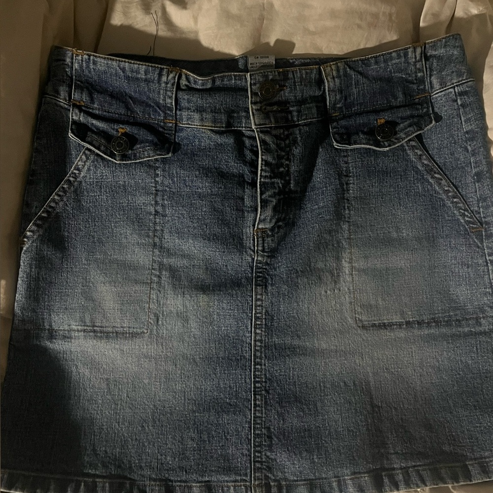 denim high-rise skirt with button pockets
